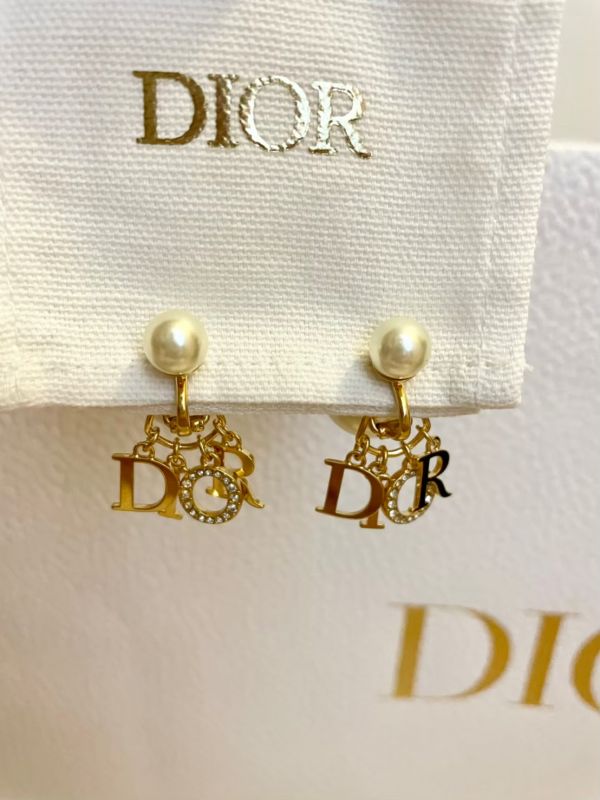 Dior 新款 珍珠夾式耳環 現貨Dior 新款 珍珠夾式耳環