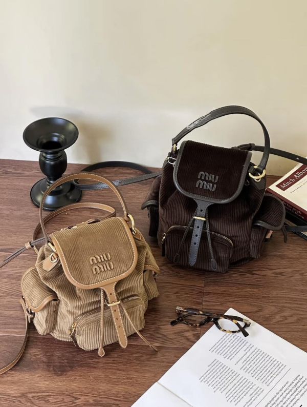 日本  MIU MIU 25FW秋冬最新 秀場款燈芯絨後背包 日本  MIU MIU 25FW秋冬最新 秀場款燈芯絨後背包