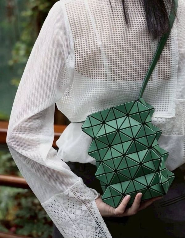 日本BAO BAO ISSEY MIYAKE  GROWTH BB53AG811斜背包 日本BAO BAO ISSEY MIYAKE  GROWTH BB53AG811斜背包