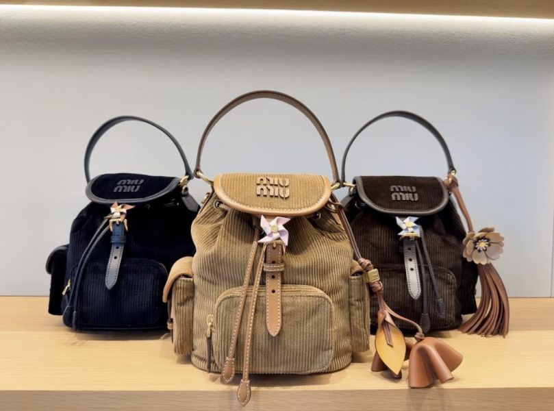 日本  MIU MIU 25FW秋冬最新 秀場款燈芯絨後背包 日本  MIU MIU 25FW秋冬最新 秀場款燈芯絨後背包
