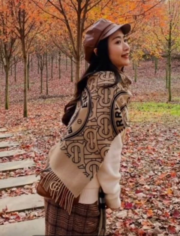 BURBERRY 100% cashmere雙面圍巾批肩(售價已折) BURBERRY 100% cashmere雙面圍巾批肩