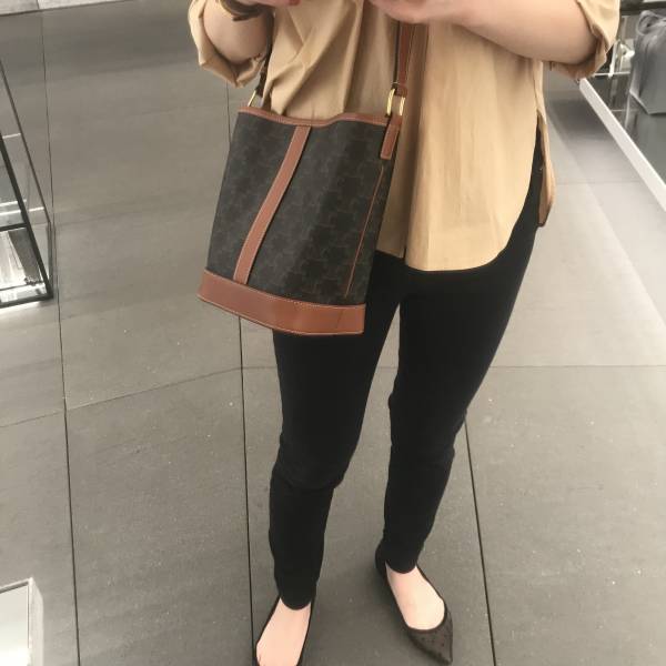 CELINE Triomphe凱旋門老花Bucket桶包小款(售價已折) CELINE  Triomphe凱旋門老花Bucket桶包(小號)