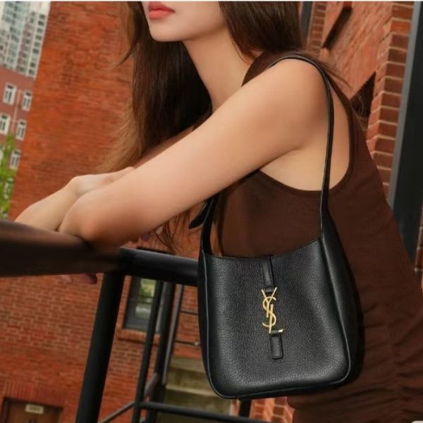 日本 YSL LE 5 À 7粒面皮革柔軟手袋 日本 YSL LE 5 À 7粒面皮革柔軟小型手袋