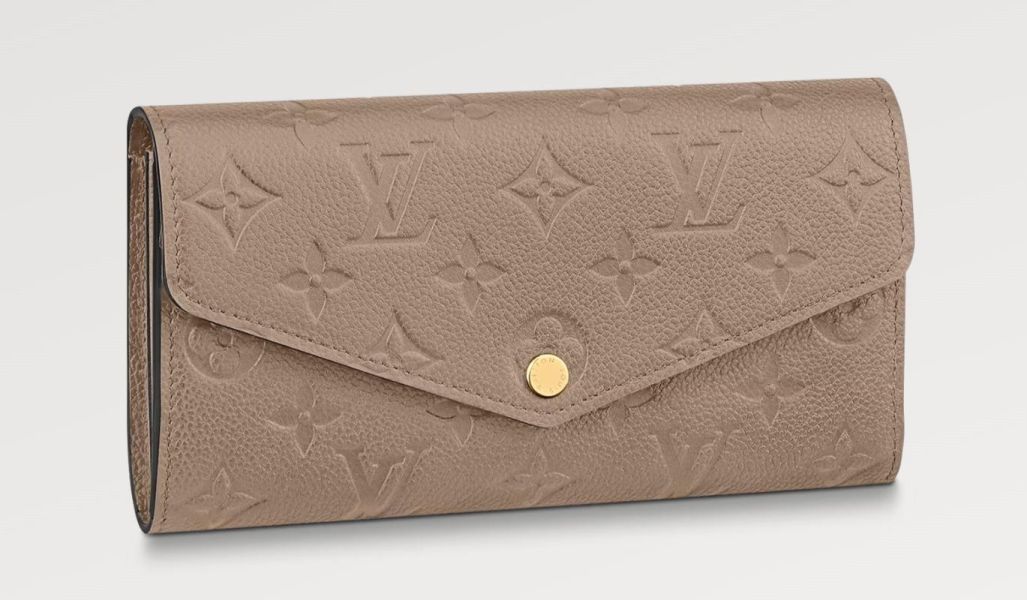 日本 LOUIS VUITTON LV M82256 SARAH 經典Monogram壓紋牛皮釦式信封長夾 日本 LOUIS VUITTON LV M82256 SARAH 經典Monogram壓紋牛皮釦式信封長夾