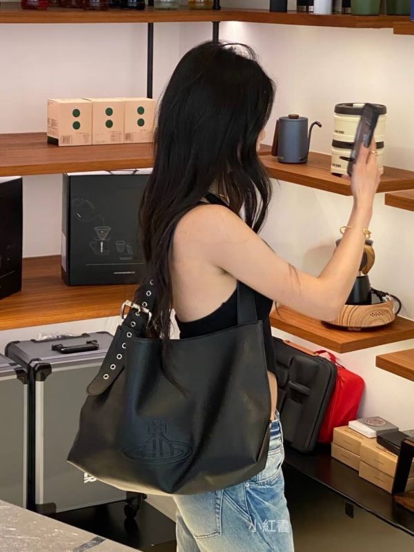 Vivienne Westwood Maxime Large Shoulder Bag 牛皮肩背腋下包(售價已折) Vivienne Westwood Maxime Large Shoulder Bag 牛皮肩背腋下包