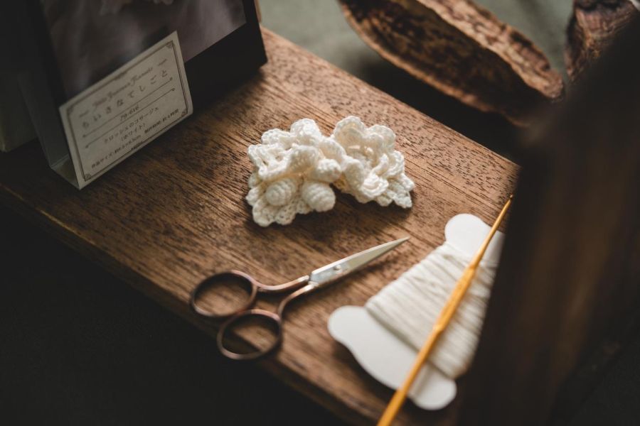 【絕版珍藏】日本可樂牌 Clover - 法式亞麻白花胸針｜材料包+工具+教學影片 可樂牌, Clover, 毛線森林, 絕版材料包, 絕版珍藏, 法式亞麻白花胸針