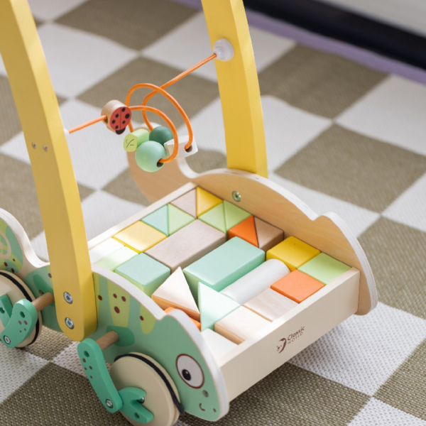 學步玩具｜變色龍寶寶探險車 Baby Walker with Blocks｜適合12個月以上【德國Classic World客來喜經典木玩】 classic world,德國木玩具,德國,客來喜,德國客來喜,德國classicworld,classicworld,classicworld台灣代理,classicworld獨家代理,德國設計玩具,玩具,木玩,經典木玩,木製玩具,木質玩具,兒童玩具,寶寶玩具,益智,益智玩具,安全玩具,無甲醛,零甲醛,無毒,環保漆,手眼協調,視覺發展玩具,智能發展玩具,視覺專注,抓握力,邏輯力,專注力,拼圖,