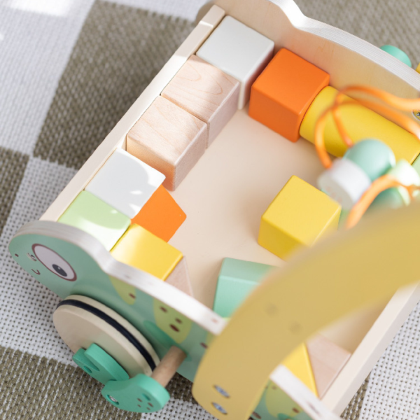 學步玩具｜變色龍寶寶探險車 Baby Walker with Blocks｜適合12個月以上【德國Classic World客來喜經典木玩】 classic world,德國木玩具,德國,客來喜,德國客來喜,德國classicworld,classicworld,classicworld台灣代理,classicworld獨家代理,德國設計玩具,玩具,木玩,經典木玩,木製玩具,木質玩具,兒童玩具,寶寶玩具,益智,益智玩具,安全玩具,無甲醛,零甲醛,無毒,環保漆,手眼協調,視覺發展玩具,智能發展玩具,視覺專注,抓握力,邏輯力,專注力,拼圖,
