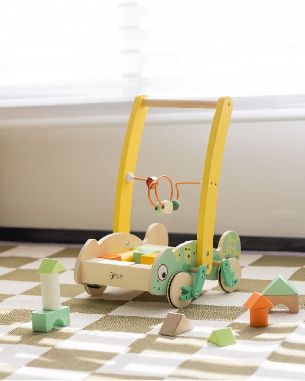 學步玩具｜變色龍寶寶探險車 Baby Walker with Blocks｜適合12個月以上【德國Classic World客來喜經典木玩】 classic world,德國木玩具,德國,客來喜,德國客來喜,德國classicworld,classicworld,classicworld台灣代理,classicworld獨家代理,德國設計玩具,玩具,木玩,經典木玩,木製玩具,木質玩具,兒童玩具,寶寶玩具,益智,益智玩具,安全玩具,無甲醛,零甲醛,無毒,環保漆,手眼協調,視覺發展玩具,智能發展玩具,視覺專注,抓握力,邏輯力,專注力,拼圖,
