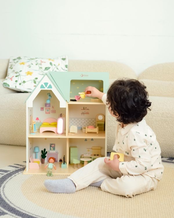 木製娃娃屋｜童趣溫馨娃娃屋 Cozy Cottage｜扮家家酒．適合3歲以上【德國Classic world客來喜經典木玩】孩子的第一個娃娃屋 Classic world,德國木玩具,客來喜,德國客來喜,德國classicworld,classicworld,classicworld台灣代理,classicworld獨家代理,德國設計玩具,玩具,木玩,經典木玩,木製玩具,木質玩具,兒童玩具,寶寶玩具,益智,益智玩具,安全玩具,無甲醛,零甲醛,無毒,環保漆,手眼協調,視覺發展玩具,智能發展玩具,視覺專注,隨身玩具,收納玩具,角色扮演玩具,家