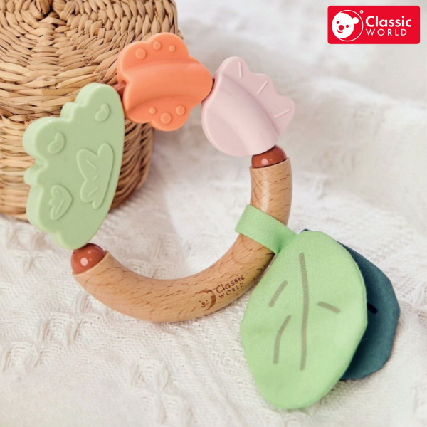 【周歲禮物】森林漫步多感官手握固齒器 Grass Teether｜寶寶隨身實用玩具．適合0個月以上【德國Classic World客來喜經典木玩】 classic world,德國木玩具,德國,客來喜,德國客來喜,德國classicworld,classicworld,classicworld台灣代理,classicworld獨家代理,德國設計玩具,玩具,木玩,經典木玩,木製玩具,木質玩具,兒童玩具,寶寶玩具,益智,益智玩具,安全玩具,無甲醛,零甲醛,無毒,環保漆,手眼協調,視覺發展玩具,智能發展玩具,視覺專注,抓握力,邏輯力,專注力,拼圖,