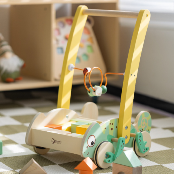 學步玩具｜變色龍寶寶探險車 Baby Walker with Blocks｜適合12個月以上【德國Classic World客來喜經典木玩】 classic world,德國木玩具,德國,客來喜,德國客來喜,德國classicworld,classicworld,classicworld台灣代理,classicworld獨家代理,德國設計玩具,玩具,木玩,經典木玩,木製玩具,木質玩具,兒童玩具,寶寶玩具,益智,益智玩具,安全玩具,無甲醛,零甲醛,無毒,環保漆,手眼協調,視覺發展玩具,智能發展玩具,視覺專注,抓握力,邏輯力,專注力,拼圖,