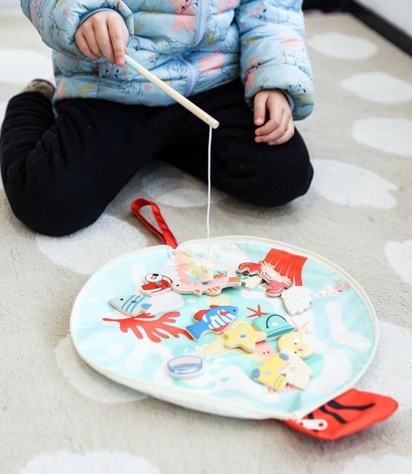 環保海洋釣魚樂 Eco-friendly Fishing Game｜磁性木製釣魚玩具．適合2歲以上【德國Classic World客來喜經典木玩】 classic world,德國木玩具,德國,客來喜,德國客來喜,德國classicworld,classicworld,classicworld台灣代理,classicworld獨家代理,德國設計玩具,玩具,木玩,經典木玩,木製玩具,木質玩具,兒童玩具,寶寶玩具,益智,益智玩具,安全玩具,無甲醛,零甲醛,無毒,環保漆,手眼協調,視覺發展玩具,智能發展玩具,視覺專注,想像力,創造力,語言表達,磁性