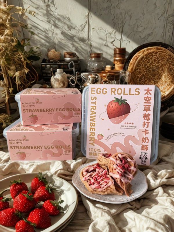 𝑵𝑬𝑾！太空草莓蛋捲 Strawberry Eggrolls．粒粒酥脆酸甜綻放 ㄛ店,伴手禮,台中伴手禮,特色伴手禮,打卡奶酥,蛋捲,牛軋糖蛋捲,團購美食,年節送禮,下午茶點心,青年標章,小資族,獲獎,水滴蛋捲,8結蛋捲