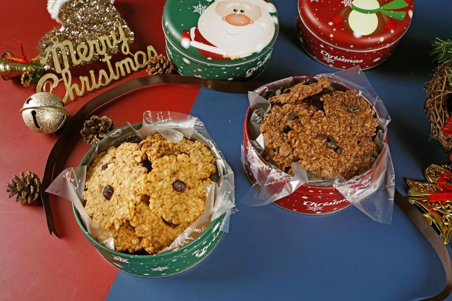 【聖誕限定】ㄛ店耶誕鹿比烤餅鐵盒．原味鹿比/可可鹿比 (超好吃!!!一定要給自己留一盒!!!) 聖誕禮盒, 聖誕限定, 鹿比烤餅, 耶誕限定, 聖誕交換禮物, 聖誕餅乾, 手工餅乾, 燕麥餅乾, 健康餅乾, 聖誕送禮, 聖誕鐵盒, 原味鹿比, 可可鹿比, 聖誕派對點心