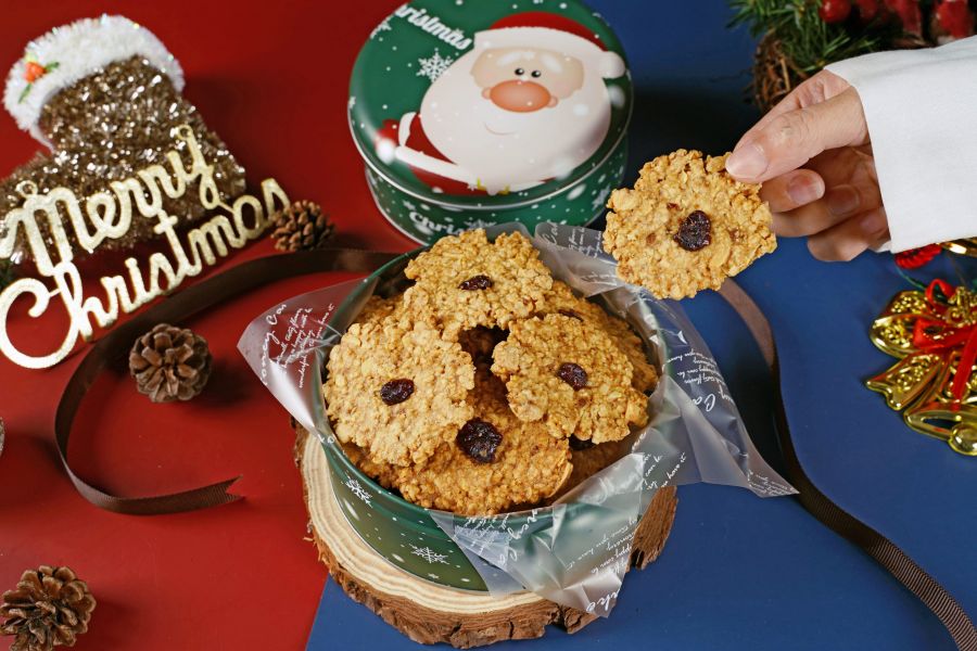 【聖誕限定】ㄛ店耶誕鹿比烤餅鐵盒．原味鹿比/可可鹿比 (超好吃!!!一定要給自己留一盒!!!) 聖誕禮盒, 聖誕限定, 鹿比烤餅, 耶誕限定, 聖誕交換禮物, 聖誕餅乾, 手工餅乾, 燕麥餅乾, 健康餅乾, 聖誕送禮, 聖誕鐵盒, 原味鹿比, 可可鹿比, 聖誕派對點心