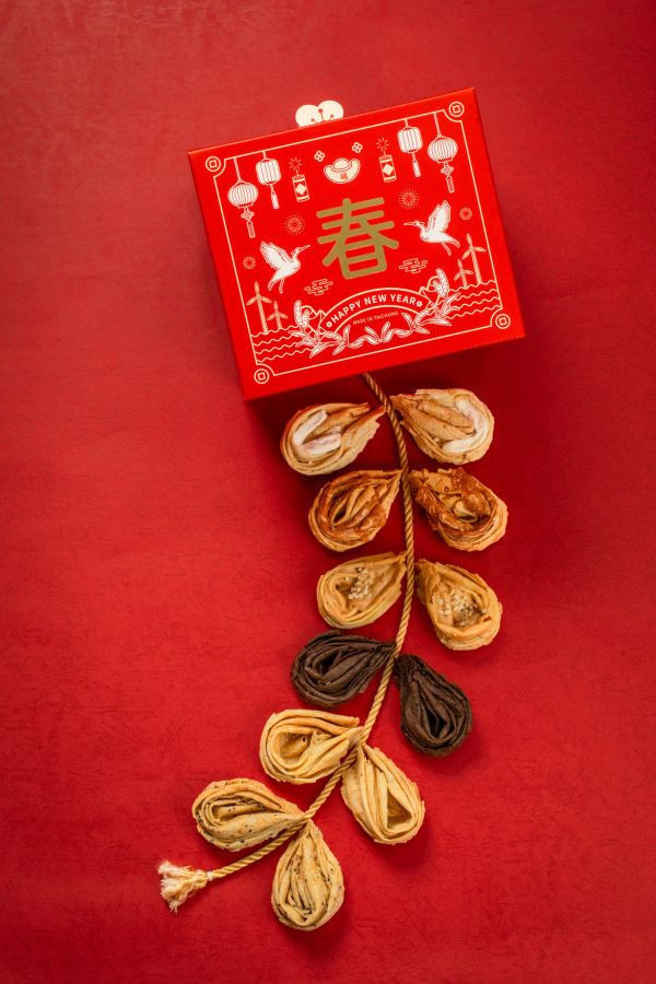 2026年經典款新年禮盒－財神報喜 2026過年禮盒, 新年禮盒推薦, 台中伴手禮, 台中十大伴手禮, 2026送禮首選, 手工蛋捲推薦, 減糖蛋捲, 打卡奶酥, 公司送禮推薦, 長輩送禮, 福迎春禮, 財神報喜, 走春伴手禮, 企業送禮