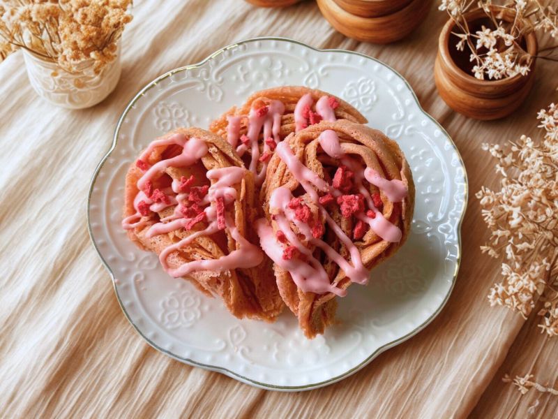 𝑵𝑬𝑾！太空草莓蛋捲 Strawberry Eggrolls．粒粒酥脆酸甜綻放 ㄛ店,伴手禮,台中伴手禮,特色伴手禮,打卡奶酥,蛋捲,牛軋糖蛋捲,團購美食,年節送禮,下午茶點心,青年標章,小資族,獲獎,水滴蛋捲,8結蛋捲