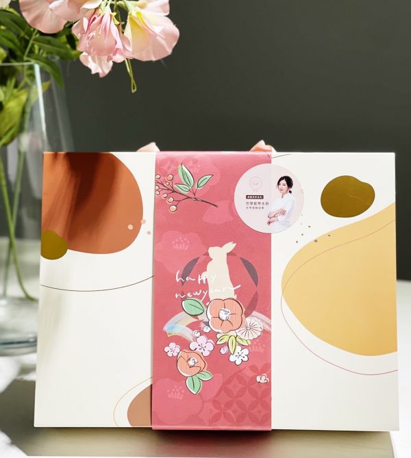 尊爵款待禮盒(大)~不甜膩的綠茶茶香牛軋糖300g+不甜膩的土鳳梨夏威夷果軟糖300g 