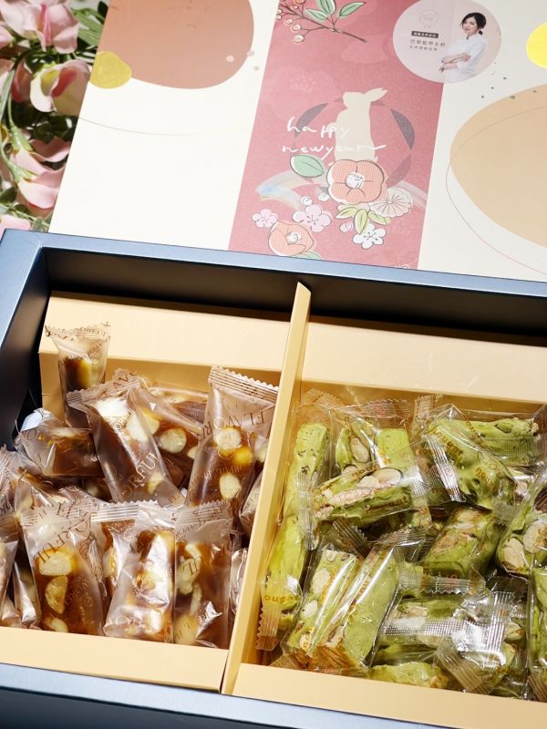 尊爵款待禮盒(大)~不甜膩的綠茶茶香牛軋糖300g+不甜膩的土鳳梨夏威夷果軟糖300g 