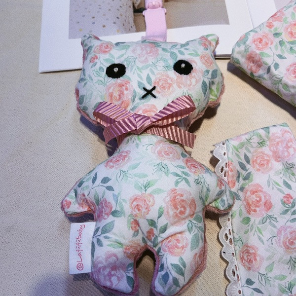 【彌月禮盒組】玫瑰呢喃 贈禮品包裝代寫卡片 彌月禮盒,新生兒禮物首選,寶寶髮帶,寶寶圍兜,荳荳毯,嬰兒玩具,寶寶玩具,手搖鈴,安撫巾