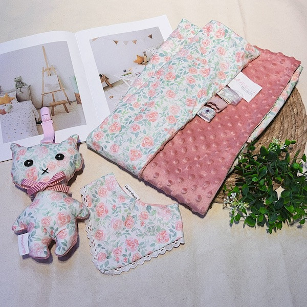 【彌月禮盒組】玫瑰呢喃 贈禮品包裝代寫卡片 彌月禮盒,新生兒禮物首選,寶寶髮帶,寶寶圍兜,荳荳毯,嬰兒玩具,寶寶玩具,手搖鈴,安撫巾