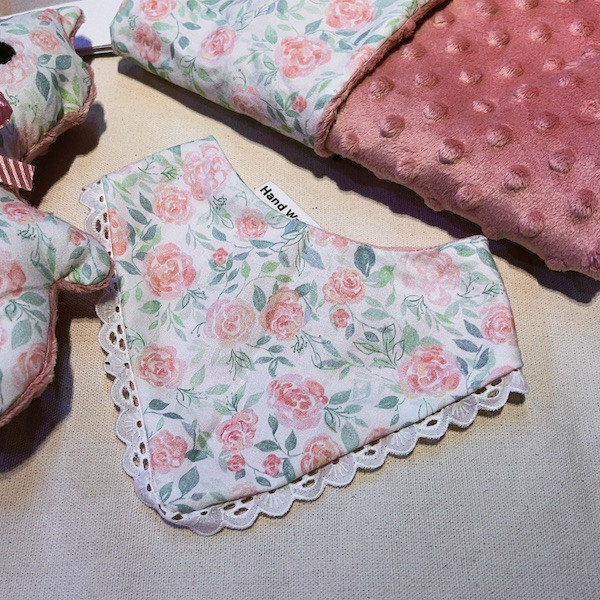 【彌月禮盒組】玫瑰呢喃 贈禮品包裝代寫卡片 彌月禮盒,新生兒禮物首選,寶寶髮帶,寶寶圍兜,荳荳毯,嬰兒玩具,寶寶玩具,手搖鈴,安撫巾