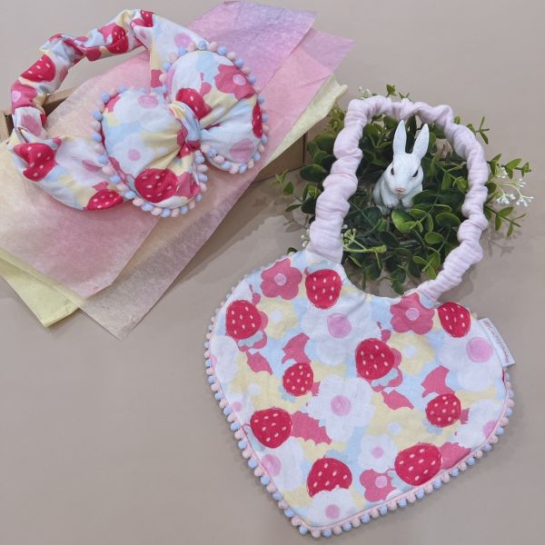 【圍兜髮帶組】甜莓愛心 可選禮盒包裝代寫卡片 彌月禮盒,新生兒禮物首選,寶寶髮帶,寶寶圍兜