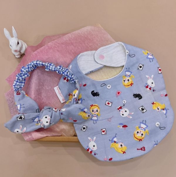 【圍兜髮帶組】甜夢愛麗絲 可選禮盒包裝代寫卡片 彌月禮盒,新生兒禮物首選,寶寶髮帶,寶寶圍兜