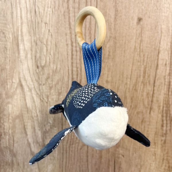 【彌月禮盒】蔚藍鯨魚圍兜手搖鈴二件組 鯨魚,手搖鈴、圍兜