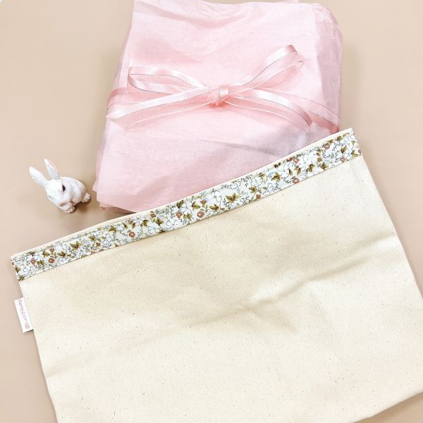 【彌月禮盒組】玫瑰呢喃 贈禮品包裝代寫卡片 彌月禮盒,新生兒禮物首選,寶寶髮帶,寶寶圍兜,荳荳毯,嬰兒玩具,寶寶玩具,手搖鈴,安撫巾