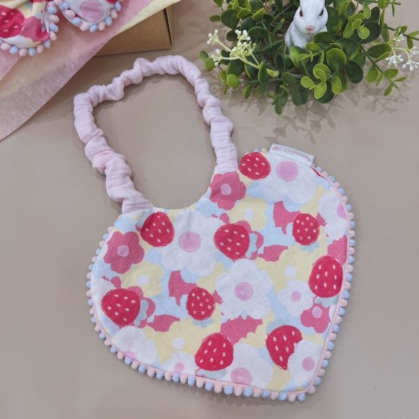 【圍兜髮帶組】甜莓愛心 可選禮盒包裝代寫卡片 彌月禮盒,新生兒禮物首選,寶寶髮帶,寶寶圍兜