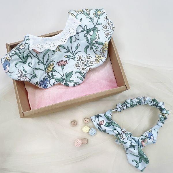 Bluesy Floral Baby Full-Month Shower Gift Box Baby Bib,  Babies’ hairband Set