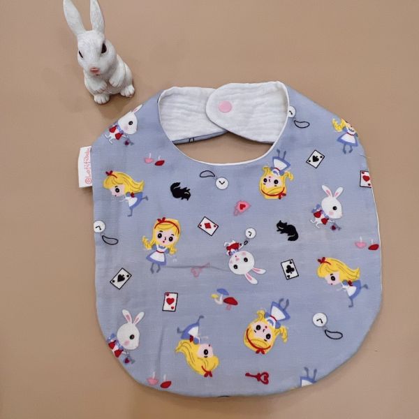 【圍兜髮帶組】甜夢愛麗絲 可選禮盒包裝代寫卡片 彌月禮盒,新生兒禮物首選,寶寶髮帶,寶寶圍兜