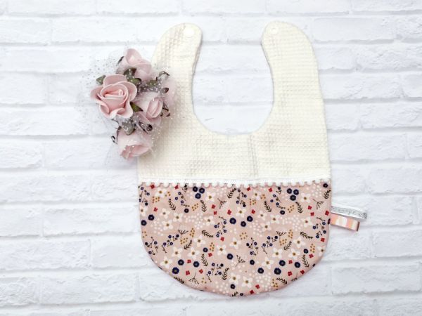 【造型圍兜】跳舞碎花系列 彌月禮盒,樂霏菲手作嬰幼兒精品,lafifibaby,圍兜