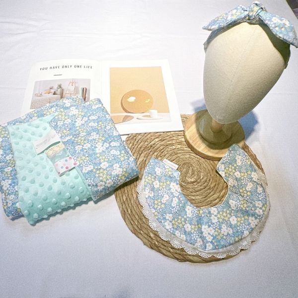 【彌月禮盒組】花漾童心 禮盒包裝代寫卡片 彌月禮盒,新生兒禮物首選,寶寶髮帶,寶寶圍兜,荳荳毯