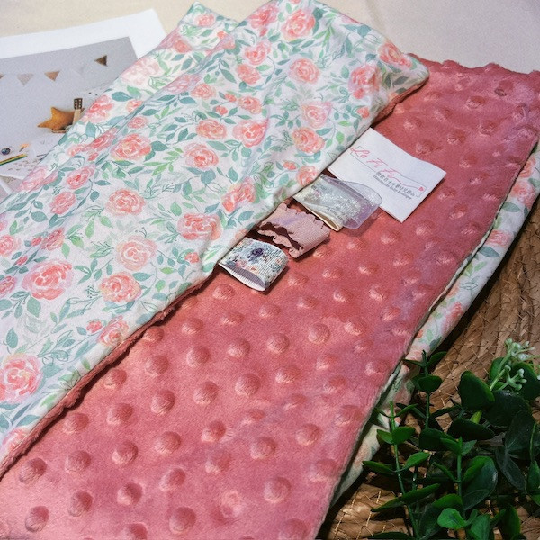 【彌月禮盒組】玫瑰呢喃 贈禮品包裝代寫卡片 彌月禮盒,新生兒禮物首選,寶寶髮帶,寶寶圍兜,荳荳毯,嬰兒玩具,寶寶玩具,手搖鈴,安撫巾