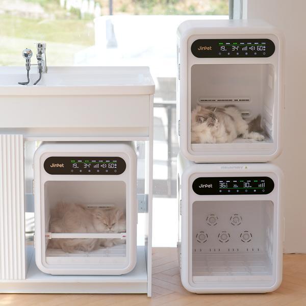 《超早鳥優惠價 | 只有６０台》【Jirpet 中型巔峰旗艦 掃風快乾烘毛室】 搭載全新動態掃風設計，讓氣流持續移動、均勻翻動毛髮，透過更高效的掃風快乾體驗，讓毛孩在更短時間內完成吹乾，為追求效率與旗艦性能的使用需求，帶來更進階的全方位毛髮護理體驗！ 寵物烘乾機
毛髮乾燥機
寵物護理用品
毛髮護理工具
狗狗吹風機
貓咪毛髮護理
速乾寵物毛巾
溫風寵物吹風機
靜音寵物烘毛機
持久高功率烘毛機