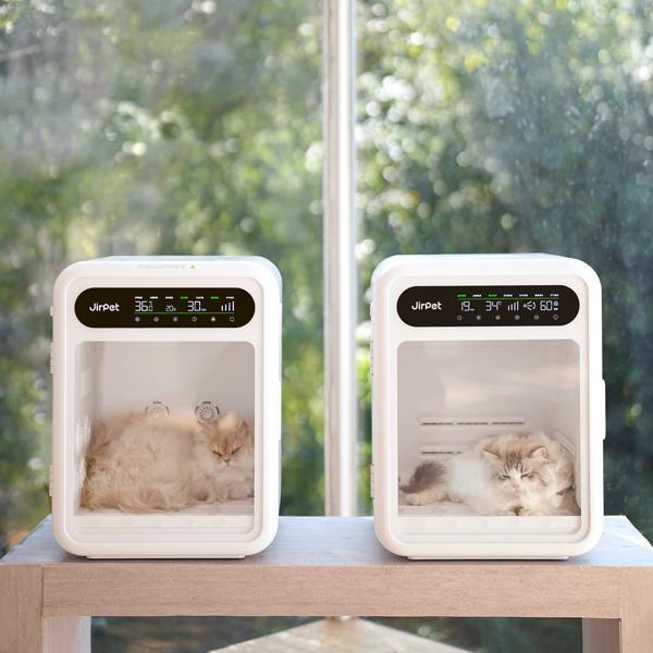 《超早鳥優惠價 | 只有６０台》【Jirpet 中型巔峰旗艦 掃風快乾烘毛室】 搭載全新動態掃風設計，讓氣流持續移動、均勻翻動毛髮，透過更高效的掃風快乾體驗，讓毛孩在更短時間內完成吹乾，為追求效率與旗艦性能的使用需求，帶來更進階的全方位毛髮護理體驗！ 寵物烘乾機
毛髮乾燥機
寵物護理用品
毛髮護理工具
狗狗吹風機
貓咪毛髮護理
速乾寵物毛巾
溫風寵物吹風機
靜音寵物烘毛機
持久高功率烘毛機