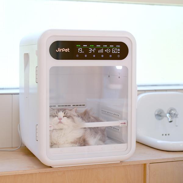 《超早鳥優惠價 | 只有６０台》【Jirpet 中型巔峰旗艦 掃風快乾烘毛室】 搭載全新動態掃風設計，讓氣流持續移動、均勻翻動毛髮，透過更高效的掃風快乾體驗，讓毛孩在更短時間內完成吹乾，為追求效率與旗艦性能的使用需求，帶來更進階的全方位毛髮護理體驗！ 寵物烘乾機
毛髮乾燥機
寵物護理用品
毛髮護理工具
狗狗吹風機
貓咪毛髮護理
速乾寵物毛巾
溫風寵物吹風機
靜音寵物烘毛機
持久高功率烘毛機