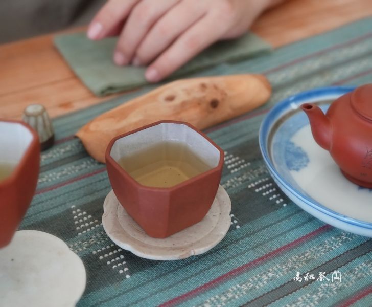早期一廠內釉外朱八角杯 茶具,茶文化,茶藝,茶道,茶日子,生活,美學,茶,易錕茶堂,易錕,道具,好茶,瀝水,京都,古,古代,茶席