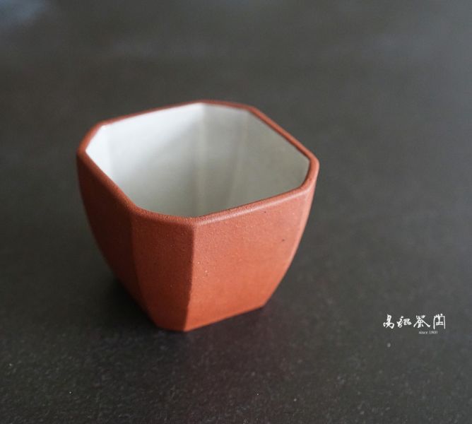 早期一廠內釉外朱八角杯 茶具,茶文化,茶藝,茶道,茶日子,生活,美學,茶,易錕茶堂,易錕,道具,好茶,瀝水,京都,古,古代,茶席