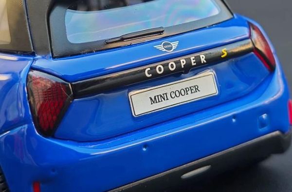 1:24  MINI Cooper SE 迷你 1/24 合金車 
