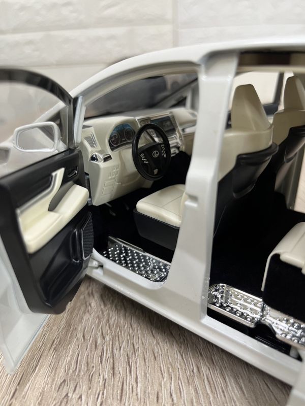 1:18 大型旗艦 仿真 LEXUS LM300 合金車 