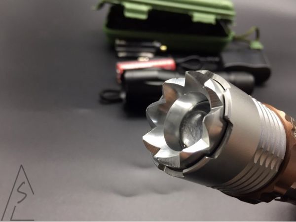 爆亮強光 L2級 尖刺強光手電筒 防身 居家安全 