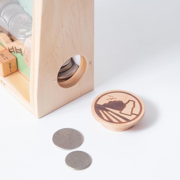 客製化禮品(ODM)-東引鄉公所存錢筒 固碳量394g/CO2e 木匠,木匠兄妹,客製,獨一無二,居家,商業,木製,台灣製造,造型,收納,置物,聯名,精品,禮物,設計,LOGO,立體象棋,象棋,天龍八部