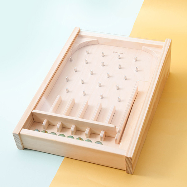 親子DIY |【經典彈珠台-固碳量1861克】| 40分鐘 一起創作 | 趣味童玩 | 手作體驗 | 園區體驗 現選現做 毋須下單 木匠,木匠兄妹,懷舊,復古,童玩,彈珠台,趣味,香腸,彈珠,親子遊戲,益智,桌遊,台灣製造,兒童節,生日禮物,交換禮物,年節禮物,DIY,古早味