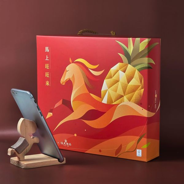 木匠兄妹 x 俊美食品 聯名 |【馬上旺旺來-鳳梨酥禮盒-固碳量131.18克】 金馬禮盒,企業送禮,年節禮盒,,聯名禮盒,精緻伴手禮首選,馬上旺旺,鳳梨酥禮盒,鳳梨酥,手機座