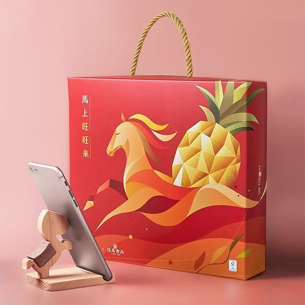 木匠兄妹 x 俊美食品 聯名 |【馬上旺旺來-鳳梨酥禮盒-固碳量131.18克】 金馬禮盒,企業送禮,年節禮盒,,聯名禮盒,精緻伴手禮首選,馬上旺旺,鳳梨酥禮盒,鳳梨酥,手機座