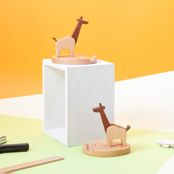 Giraffe phone holder 木匠,木匠兄妹,禮物,精品,辦公用品,居家用品,居家裝飾,台灣製造,交換禮物,造型,生日禮物,年節禮物,聖誕禮物,長頸鹿,手機座,手機架,兒童節,療癒,木製,造型,收納,童玩趣味,台灣製造